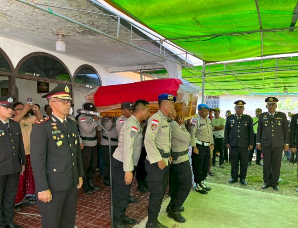 Polres Manggarai Gelar Upacara Pemakaman Dinas Kepolisian, Kenang Pengabdian Almarhum Purnawirawan Pelda Albertus Djehadu Magung