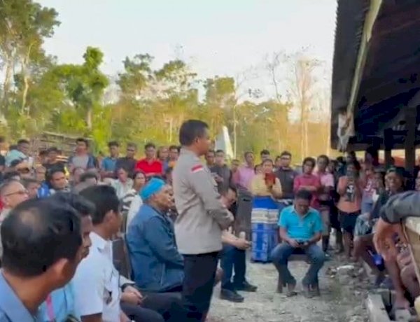 Sampaikan Duka Cita yang Mendalam, PJU Polda NTT Bersama Kapolres Sumba Barat Melayat ke Rumah Duka Korban Penembakan (Pelaku Curnak)