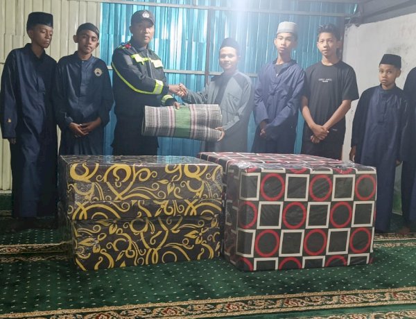 Polri Hadir di Tengah Warga Terdampak Gempa, Bhabinkamtibmas Salurkan Bantuan Kasur Lipat dan Tikar di Ruteng