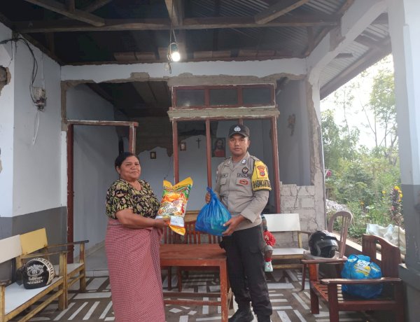 Polri Salurkan Bantuan Kebutuhan Pokok kepada Warga Terdampak Gempa di Kelurahan Carep