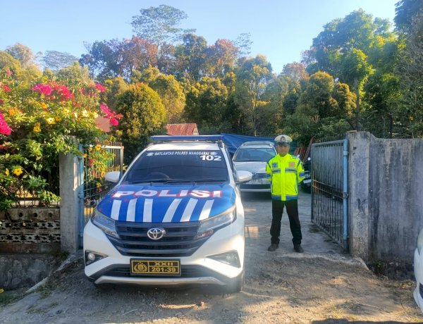 Satlantas Polres Manggarai Kawal Tim Bantuan Medis Universitas Trisakti Menuju Manggarai Timur