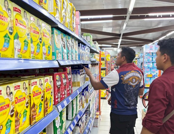TIDAK SEKADAR SALURKAN BANTUAN, DIVHUMAS POLRI TURUT GERAKKAN EKONOMI MANGGARAI PASCAGEMPA