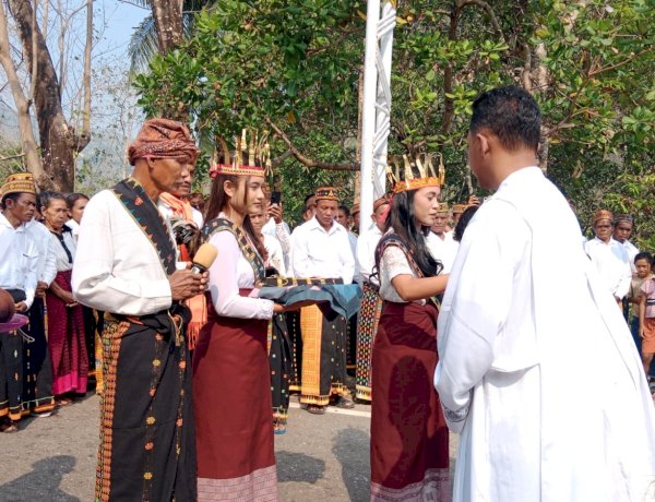 POLRES MANGGARAI HADIR AMANKAN PENJEMPUTAN IMAM BARU RP. STEFANUS FERDINANDES, SVD DI WAE PESI, REOK