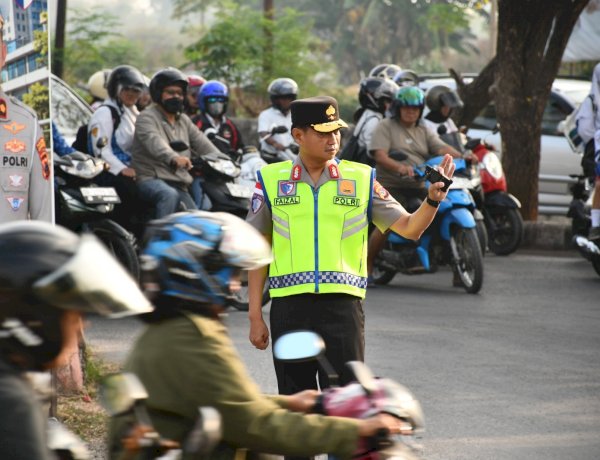 Tak Hanya Memberi Arahan, Kapolda dan Wakapolda NTT Turun Langsung Atur Lalu Lintas di Jam Sibuk Pagi