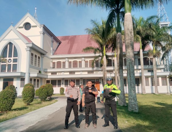 POLRES MANGGARAI HADIR SECARA HUMANIS, BERIKAN PENGAMANAN IBADAH UMAT NASRANI, WUJUDKAN HARKAMTIBMAS YANG KONDUSIF