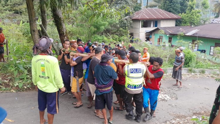 BHABINKAMTIBMAS-DESA-BUAR-SAMBANG-TOKOH-ADAT-DAN-PAMWAL-ANGKAT-TIANG-INDUK-RUMAH-ADAT-GENDANG-PURANG