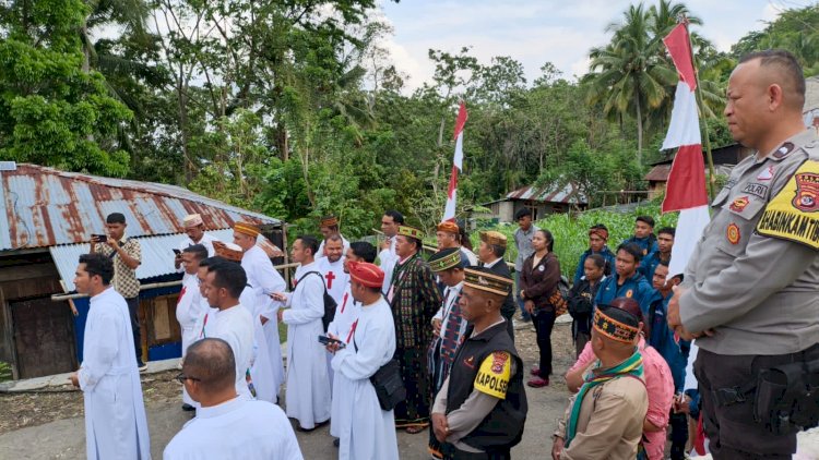 POLSEK-CIBAL-LAKSANAKAN-PENGAMANAN-PENJEMPUTAN-IMAM-BARU-PATER-AGUSTINUS-GUNADIN,-MI