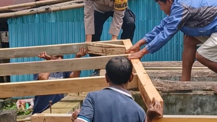 BHABINKAMTIBMAS-KELURAHAN-PAU-IKUT-GOTONG-ROYONG-PEMBANGUNAN-DAPUR-RUMAH-ADAT