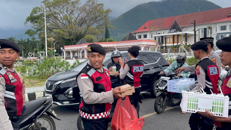 Bulan-Ramadhan-Penuh-Berkah,-Sat-Samapta-Polres-Manggarai-Bagikan-Takjil-kepada-Masyarakat