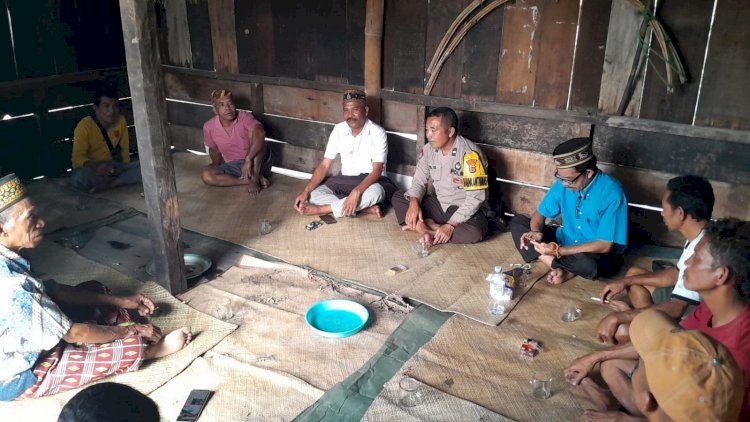 Bhabinkamtibmas-Desa-Buar-Laksanakan-Sambang-Toko-Adat,-Perkuat-Kamtibmas-di-Rahong-Utara