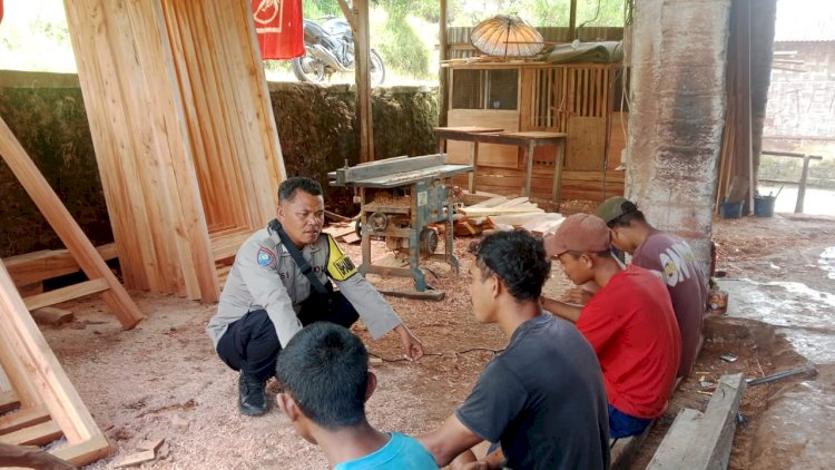 Bhabinkamtibmas-Polres-Manggarai-Laksanakan-Sambang-dan-Patroli-Dialogis-di-Dusun-Watu-Miteng