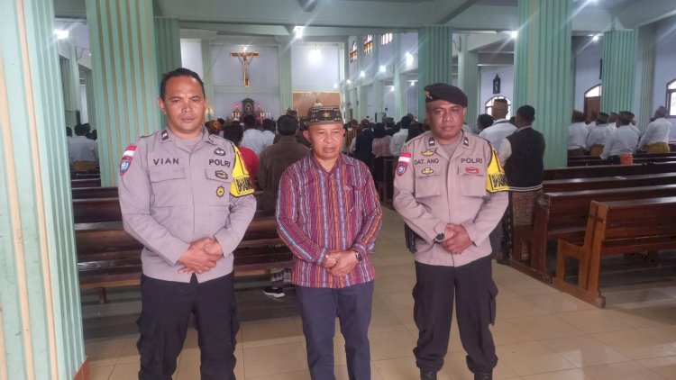 POLRI-HADIR-AMANKAN-MISA-KRISMA-DAN-PELANTIKAN-PENGURUS-PAROKI-DI-GEREJA-ST.-MIKHAEL-KUMBA