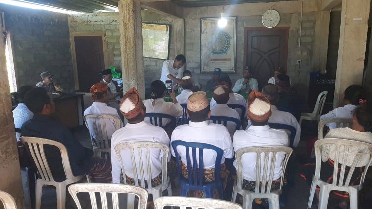 Bhabinkamtibmas-Rahong-Utara-Kawal-dan-Amankan-Pendaftaran-Bakal-Calon-Kepala-Desa-Golo-Langkok
