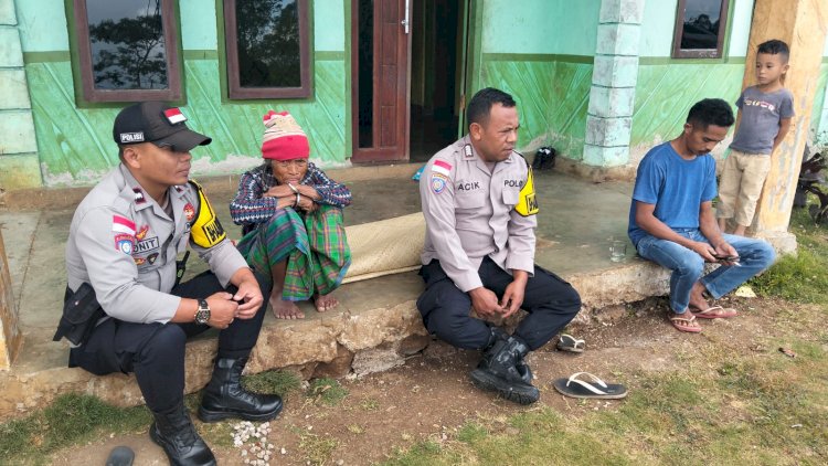 BHABINKAMTIBMAS-POLRES-MANGGARAI-LAKSANAKAN-PATROLI-DAN-SAMBANG-DI-DESA-POCO-LIKANG,-PERKUAT-KEMITRAAN-DENGAN-MASYARAKAT
