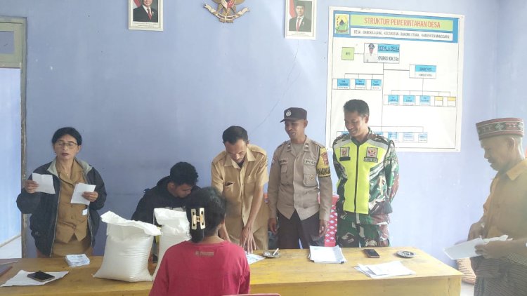 Bhabinkamtibmas-Polres-Manggarai-Bersama-Babinsa-Kawal-Pendistribusian-Bantuan-Pangan-di-Desa-Bangka-Ajang