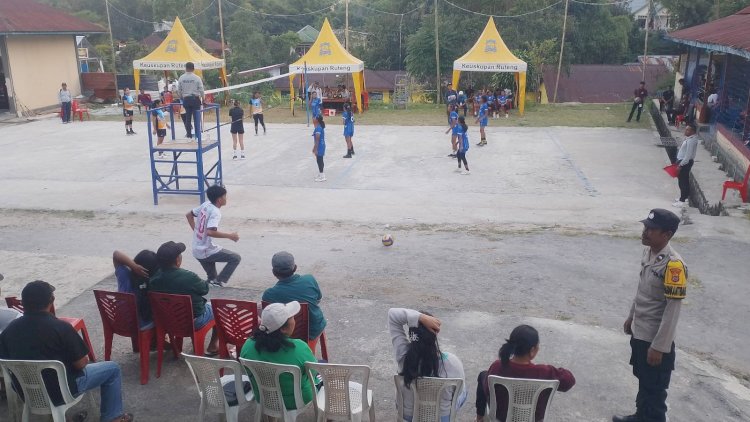 Bhabinkamtibmas-Kawal-Turnamen-Bola-Voli-Kristus-Raja-Mbaumuku,-Pastikan-Pertandingan-Berlangsung-Aman-dan-Kondusif