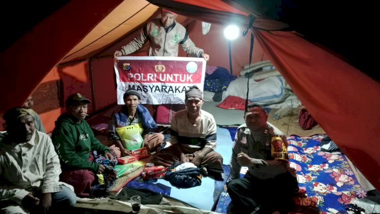 Bhabinkamtibmas-Polres-Manggarai-Salurkan-Bantuan-Polri-kepada-Warga-Terdampak-Gempa-di-Pelosok-Satar-Mese-Utara