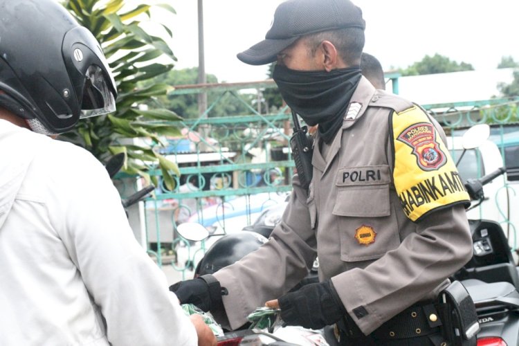 Peduli Terhadap Masyarakat, Bhabinkamtibmas Polres Manggarai Bagikan Masker.