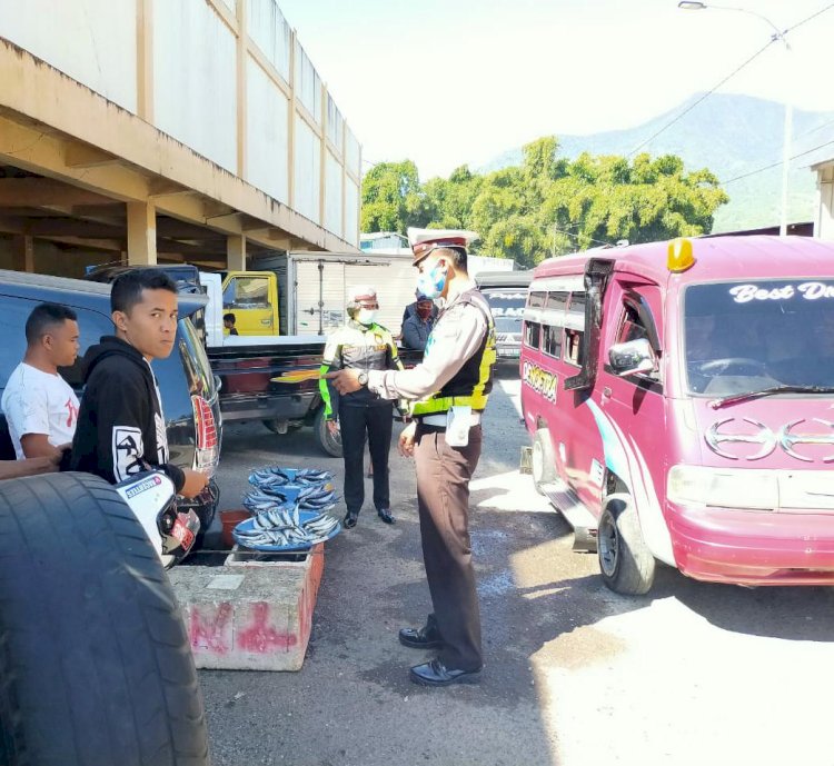 Jelang Hut Bhayangkara ke - 74, Sat Lantas Polres Manggarai Turun Imbau Masyarakat di Pasar.