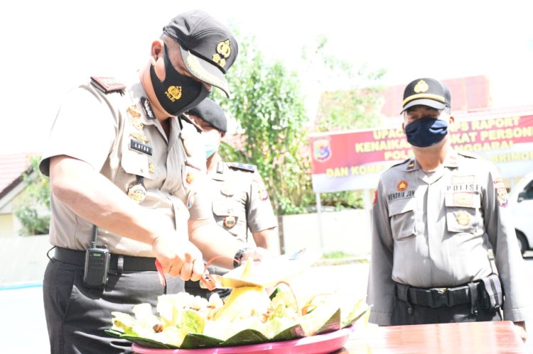 Sebagai Ucapan Rasa Syukur, Kapolres Manggarai Lakukan Pemotongan Tumpeng.