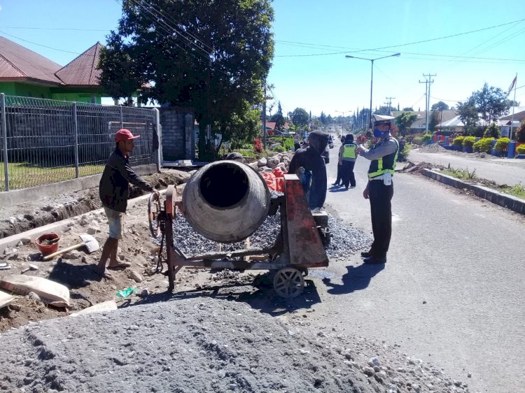 Peduli Terhadap Sesama, Sat Lantas Polres Manggarai Himbau Para Pekerja Jalan.