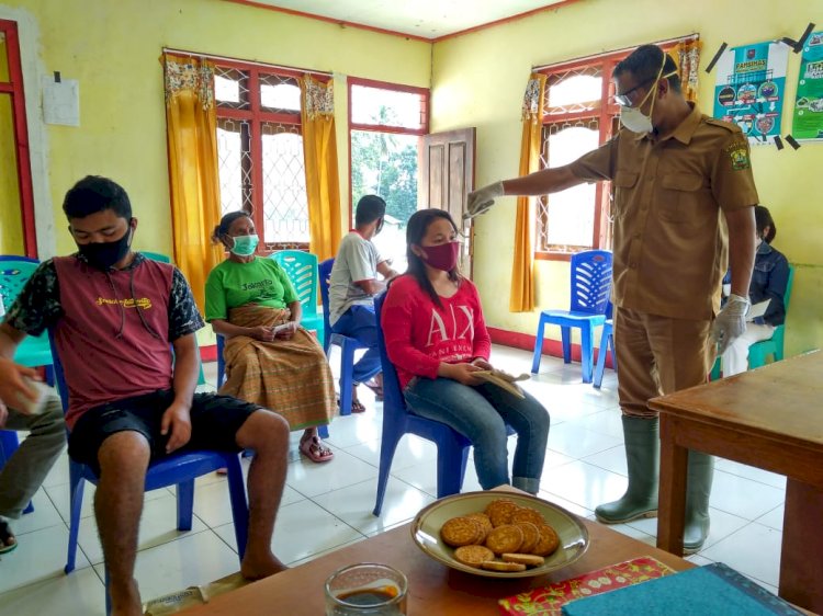 Terus Antisipasi Penyebaran CovId - 19, Bhabinkamtibmas Desa Buar Lakukan Pengecekan Suhu Tubuh