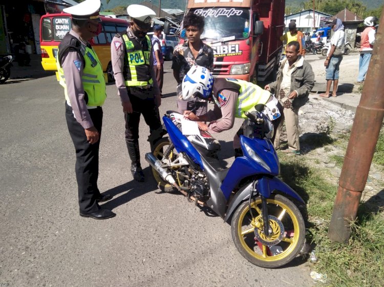 Tidak Menggunakan Masker Dan Helm, Sat Lantas Berikan Sanusi DanTeguran.