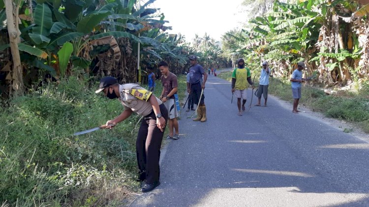 Ajak Masyarakat Cegah Penularan Virus Covid-19,  Bhabinkamtibmas Lakukan Kerja Bakti Dengan Masyarakat.