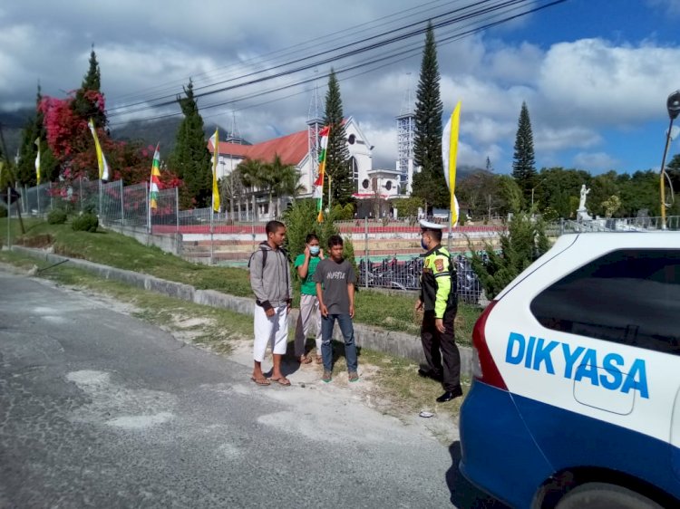 Sat Lantas Polres Manggarai Himbau Warga Yang Ikuti Ibadah, Agar Gunakan Masker.