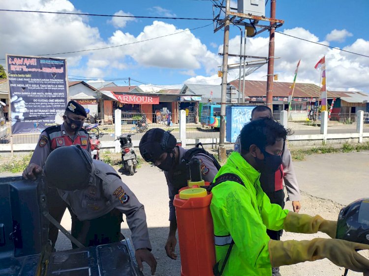 COVID -19 MASIH ADA, POLRES MANGGARAI BERSAMA ALIANSI MAHASISWA MANGGARAI LAKUKAN PENYEMPROTAN DESINFEKTAN.