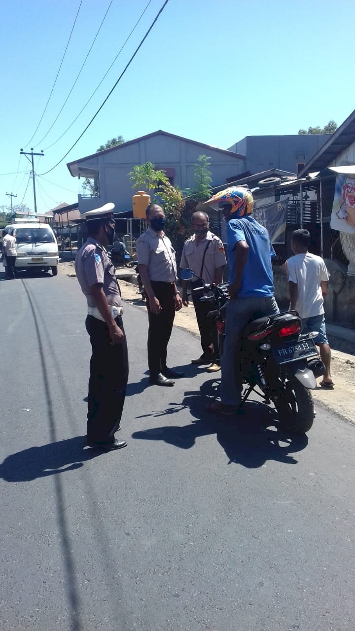 Lakukan Giat Operasi Gabungan, Polsek Reo Imbau Pengendara Patuhi Protokol Kesehatan.