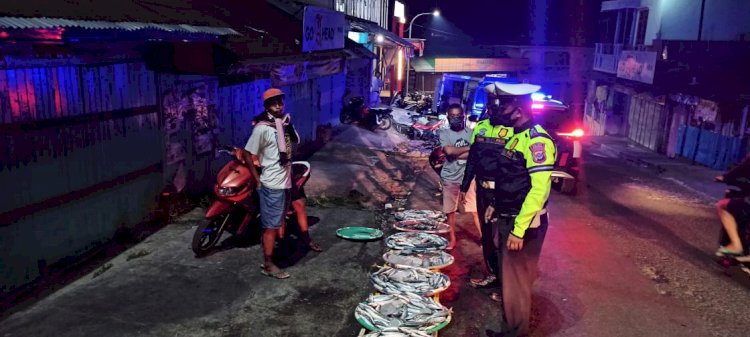 Terus Lakukan Patroli Malam Hari, Sat Lantas Polres Manggarai Himbau Para Penjual