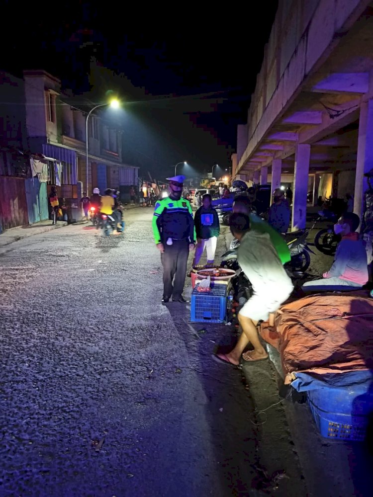 Terus Lakukan Patroli Malam Hari, Sat Lantas Polres Manggarai Himbau Para Penjual