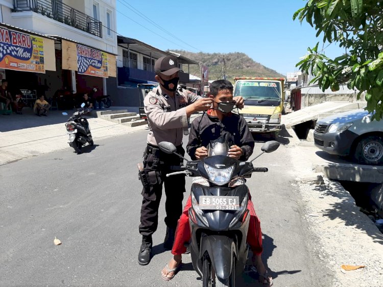 Peduli Terhadap Masyarakat Kapolsek Reo Beserta Jajaran Bagikan Masker.