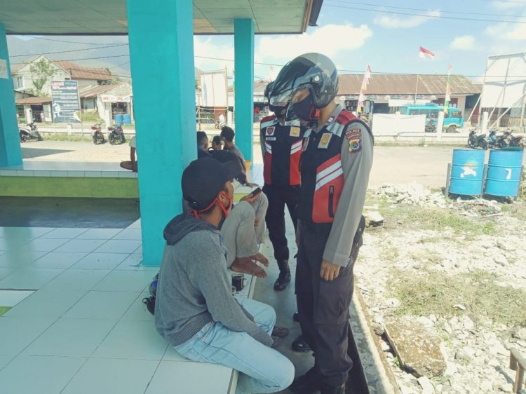 Patroli Seputaran Kota Ruteng, Sat Samapta Polres Manggarai Datangi warga yang Berkerumun dan Sampaikan Ini.