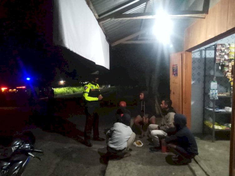 Patroli Malam Hari, Sat Lantas Polres Manggarai Himbau Warga Yang Sedang Berkerumun.