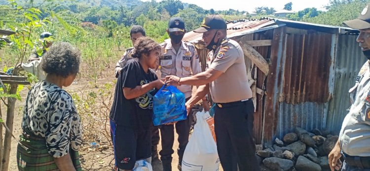 Peduli Ditengah Pandemik Covid-19, Kapolsek Satarmese Beri Bantuan Sembako.