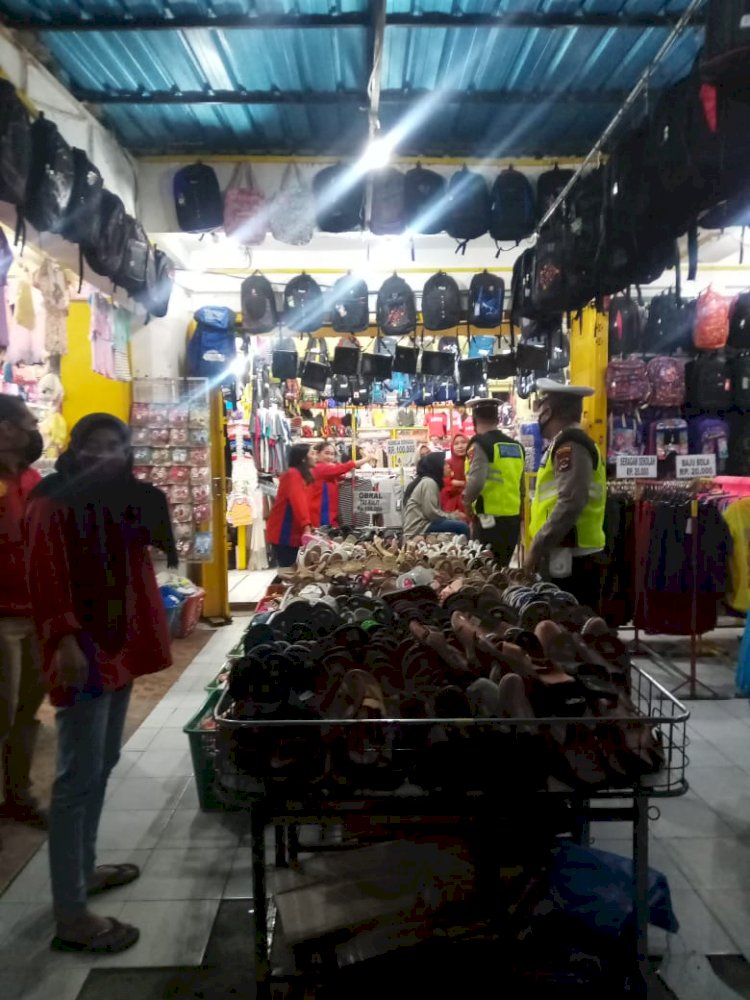 Himbau Tentang Protokol Kesehatan di Ruang Publik, Sat Lantas Datangi Toko Baju Yang Masih Berjualan di Malam Hari.