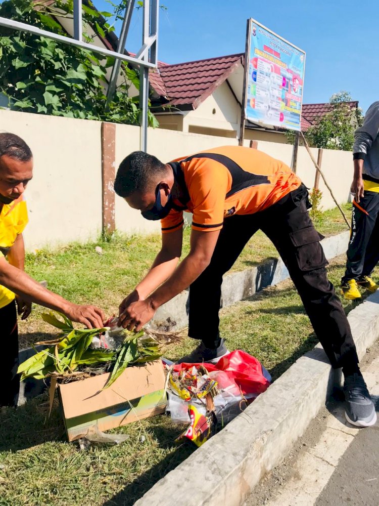 Budayakan Hidup Bersih, Polres Manggarai Lakukan Bakti Sosial.