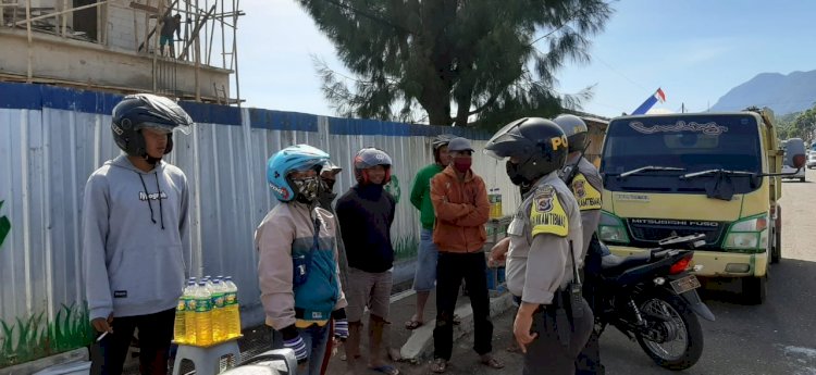 Ditemukan Tidak Gunakan Masker, Bhabinkamtibmas Beri Teguran Lisan.