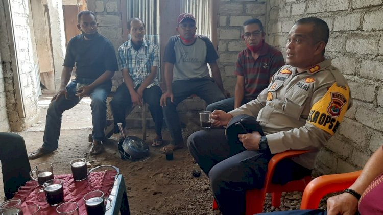 Kapolres Manggarai Beri Bantuan Kepada Bapak Theofilus.