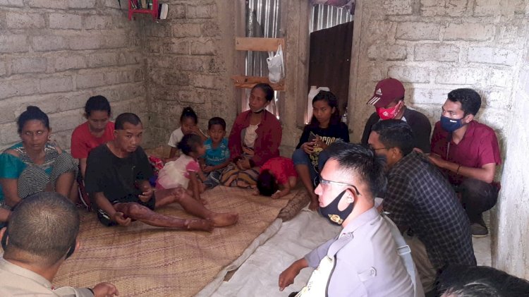 Kapolres Manggarai Beri Bantuan Kepada Bapak Theofilus.