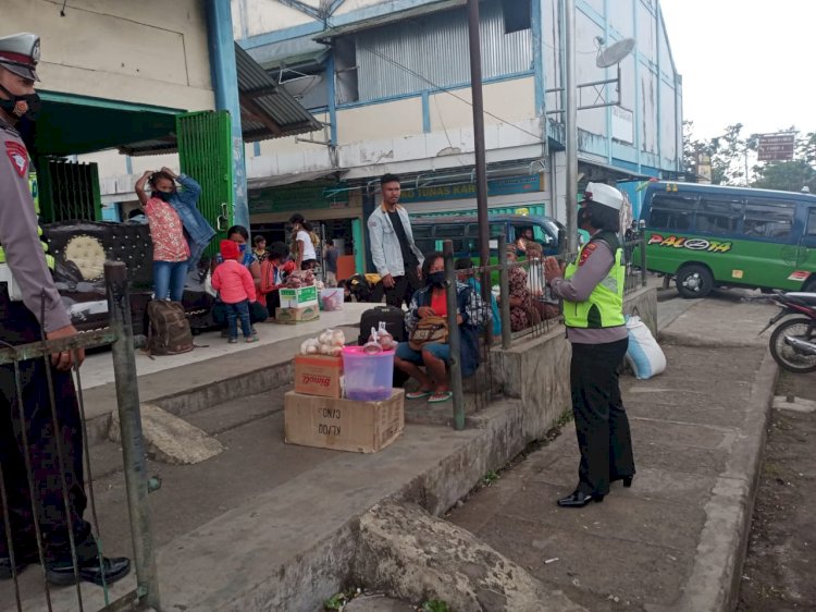 Sat Lantas Polres Manggarai Datangi Warga dan Himbau Pakai Masker.