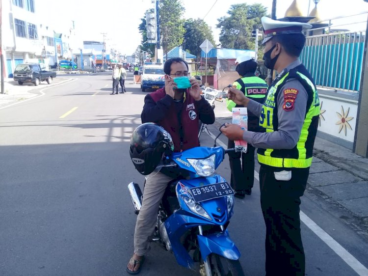 H-09 Operasi Zebra Turangga 2020, Sat Lantas Bagikan Masker.