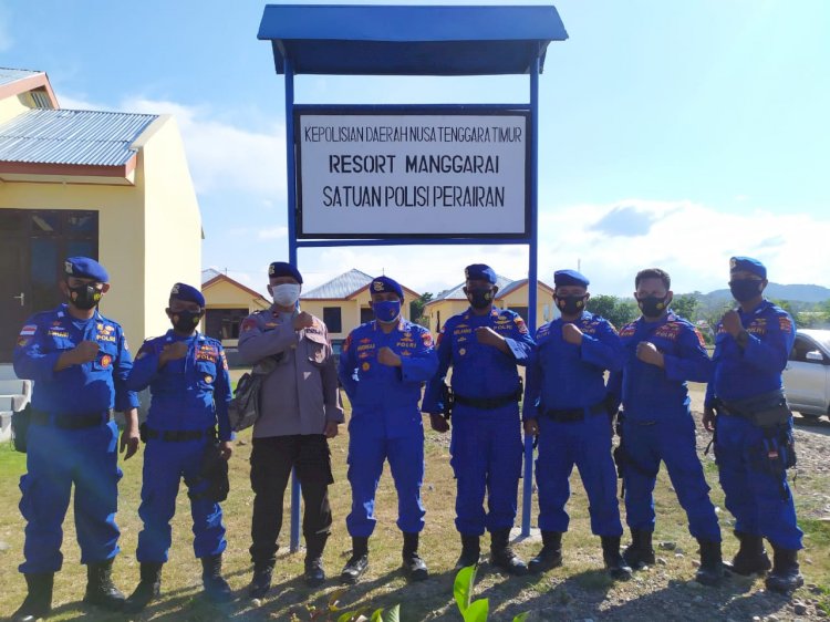 Dir Polairud Bersama Kasat Polair Polres Manggarai Lakukan Bakti Sosial.