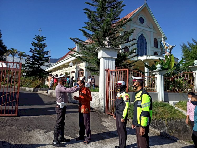 Sat Lantas Polres Manggarai Bagi Masker di Tempat Ibadah.