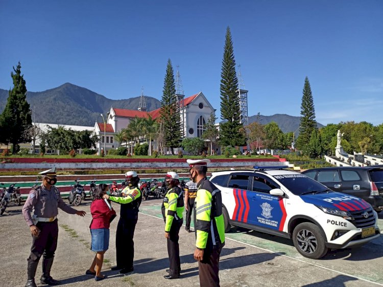 Sat Lantas Polres Manggarai Bagi Masker di Tempat Ibadah.