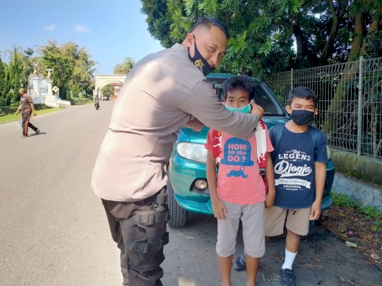 BRIPKA Fransiskus Maja Bagikan Masker Kepada Para Pelajar.