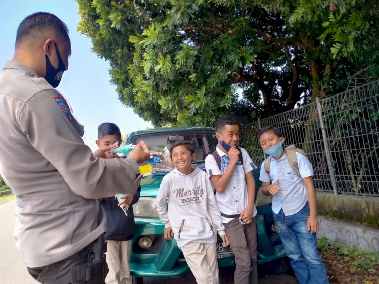 BRIPKA Fransiskus Maja Bagikan Masker Kepada Para Pelajar.