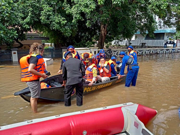 Wujud Negara Hadir, Personel TNI-Polri Dikerahkan Bantu Korban Banjir